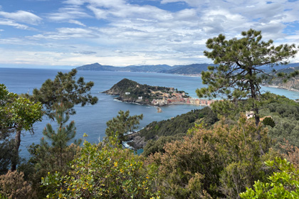 Panoramic view of Sestri Levante on the Ligurian coast, surrounded by green hills and blue sea.